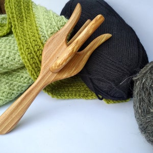 Double lucet for knitting cord