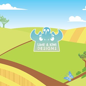 Puede incluir: Un monstruo azul de dibujos animados con un p&aacute;jaro kiwi en la cabeza, sobre un paisaje verde y amarillo con un cielo azul y nubes blancas. El monstruo tiene un contorno blanco y el texto "Lime & Kiwi Designs" est&aacute; debajo.
