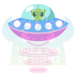 Puede incluir: Un extraterrestre verde de dibujos animados con una gran sonrisa vuela en una nave espacial rosa y azul con luces brillantes. La nave espacial est&aacute; flotando sobre un remolino rosa y blanco con el texto "LIME & KIWI DESIGNS".
