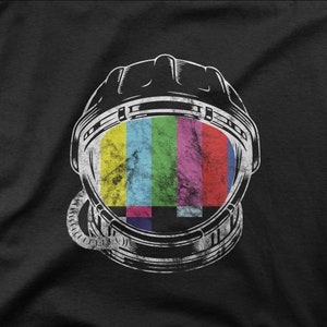 レトロ宇宙飛行士Tシャツ：ヴェイパーウェイヴ宇宙ヘルメットTシャツ