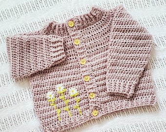 Cardigan bébé marguerite brodé au crochet à la main (disponible en plusieurs couleurs)