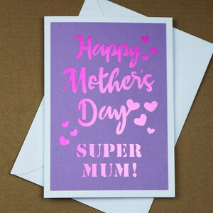 Carte de vœux heureuse de maman de maman superbe : conception découpée sur la carte rose de réflexion de miroir. Fête des Mères. L’amour de maman. Maman. Super maman.