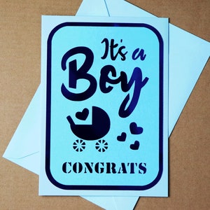 Es una felicitación para niños: diseño recortado reflejo de lámina azul. Tarjeta de felicitación. niño varón. New Born. Nuevos padres. Nuevo bebé. Esperando.