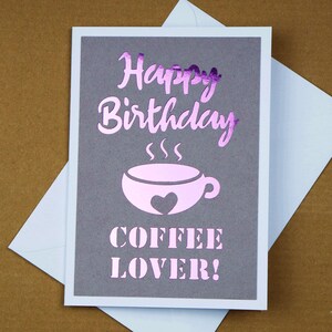 Happy Birthday Coffee Lover: découper la conception de papier d’aluminium violet réflexion. Pour tous les amateurs de café.pour lui. Pour elle.