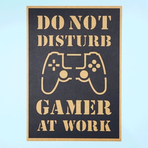 No molestar cartel para los jugadores, jugador en el trabajo, cumpleaños para él, para ella, chica jugadora, no molestar signo, cartel A4, cartel de la sala de juegos signo de pared