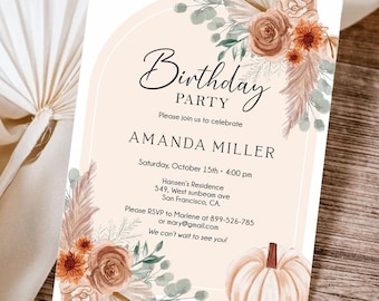 Può includere: Un invito per una festa di compleanno a tema autunnale. L'invito presenta uno sfondo beige con illustrazioni floreali e di zucche. Il testo recita "Birthday Party" e include il nome "AMANDA MILLER" e i dettagli dell'evento.