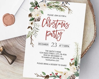 Può includere: Un invito bianco con un bordo floreale e testo rosso che recita "Si prega di unirsi a noi per una festa di Natale, il 23 dicembre alle 19:00". L'invito include l'indirizzo, le informazioni RSVP e una richiesta di portare un dessert da condividere.