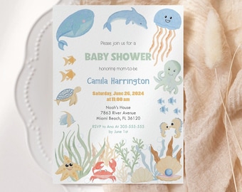 Può includere: Un invito a un baby shower con un design acquerellato blu, verde e giallo che presenta una varietà di creature marine, tra cui una balena, un delfino, una medusa, un polpo, una tartaruga, pesci e un cavalluccio marino. L'invito include il testo "Si prega di unirsi a noi per un Baby Shower in onore della futura mamma Camila Harrington Sabato 26 giugno 2024 alle 11:00 Noah's House 7863 River Avenue Miami Beach, FL 36120 RSVP ad Ana al 305-555-555 entro il 1 giugno"