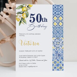 Könnte beinhalten: Eine weiße Einladungskarte mit einem blauen und gelben Blumendesign. Der Text auf der Karte lautet "50. Geburtstag" und "Victoria". Die Einladung ist für eine Geburtstagsfeier am Sonntag, den 20. Februar um 16:30 Uhr im Scotts Seafood Restaurant in Oakland, Kalifornien.