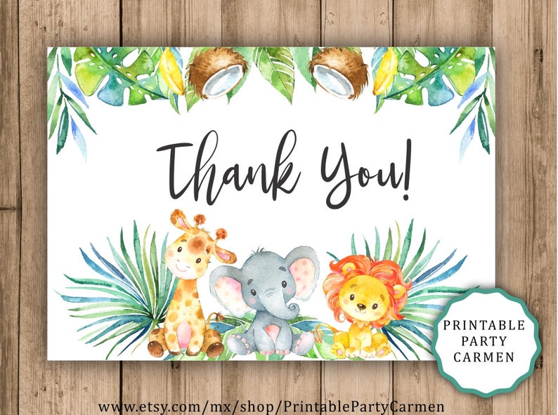 Może przedstawiać: Drukowana kartka z podziękowaniem w stylu dżungli. Na kartce widnieje żyrafa, słoń i lew z zielonymi liśćmi i kokosami. Tekst "Thank You!" jest napisany czarnym kolorem.