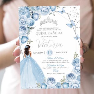 Blauwe bloemenuitnodiging voor quinceañera | Elegante bewerkbare sjabloon voor mis Quince Años, blauwe pioenrozen en zilveren tiara en lijstontwerpvlinders