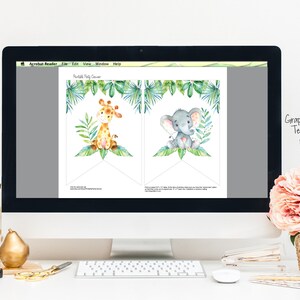 K&ouml;nnte beinhalten: Druckbare Party-Girlande mit Giraffen- und Elefanten-Design. Die Girlande ist wei&szlig; mit gr&uuml;nen Bl&auml;ttern und die Tiere sind im Aquarell-Stil gehalten. Der Text auf der Girlande lautet "Jungle Party Banner".