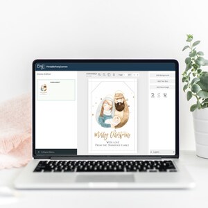 Pu&ograve; includere: Un modello di design digitale per un biglietto di Natale con un'illustrazione ad acquerello della Sacra Famiglia. Il biglietto ha uno sfondo di glitter dorato e il testo "Buon Natale con amore dalla famiglia Johnson".