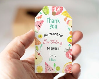 Könnte beinhalten: Ein weißes Dankeschön-Etikett mit einem bunten Fruchtdesign. Der Text lautet "Danke, dass du meinen Geburtstag so süß gemacht hast, liebe Grüße, Olivia".