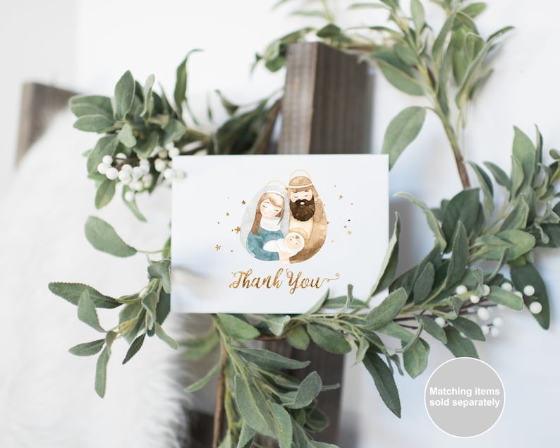 Pu&ograve; includere: Un'illustrazione ad acquerello della Sacra Famiglia con una scritta "Grazie" in oro. L'immagine &egrave; su una carta bianca con uno sfondo di stelle dorate.