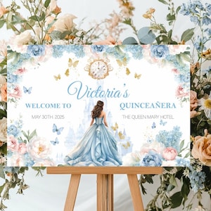 Plantilla de cartel de bienvenida de Cenicienta para quinceañera / Vestido de princesa floral rosa y azul, hortensias azules y mariposas doradas, decoración para 15.º cumpleaños