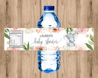 Può includere: Etichetta per bottiglia d'acqua con un design floreale rosa e verde. L'etichetta dice "Baby Shower di Lauren" e presenta un adorabile elefante grigio. L'etichetta include anche una sezione umoristica di "Valori nutrizionali" con elementi come "Amore" e "Pazienza".