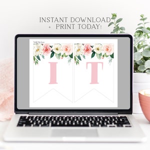 Op de afbeelding: Printbare roze en witte bloemenbanner met de letters "IT" in roze. De banner wordt weergegeven op een laptopscherm met de tekst "INSTANT DOWNLOAD + PRINT TODAY!" boven de banner.