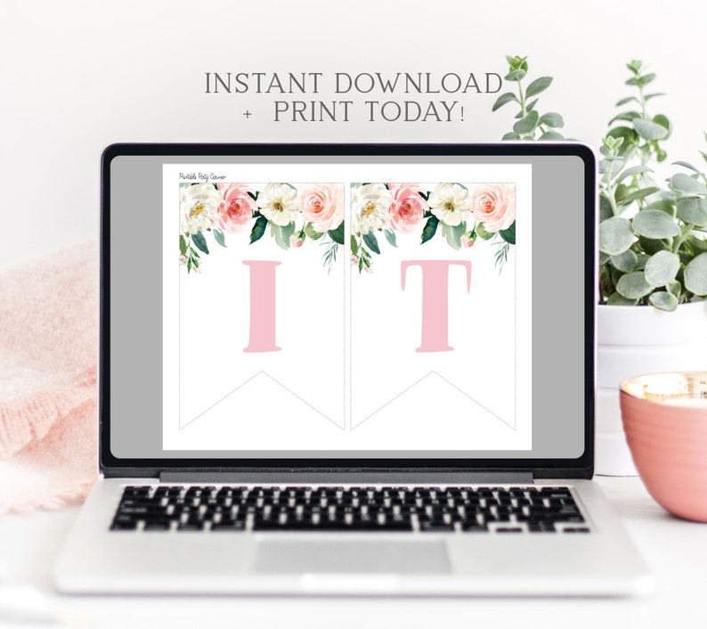Op de afbeelding: Printbare roze en witte bloemenbanner met de letters "IT" in roze. De banner wordt weergegeven op een laptopscherm met de tekst "INSTANT DOWNLOAD + PRINT TODAY!" boven de banner.