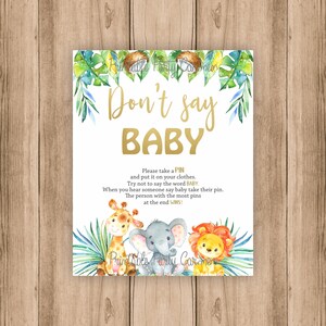 K&ouml;nnte beinhalten: Eine wei&szlig;e Karte mit goldener Schrift, auf der "Sag nicht BABY" steht. Die Karte hat ein Dschungel-Thema mit gr&uuml;nen Bl&auml;ttern, einer Giraffe, einem Elefanten und einem L&ouml;wen. Der Text unter dem Titel lautet: "Bitte nimm eine PIN und stecke sie an deine Kleidung. Versuche, das Wort BABY nicht zu sagen. Wenn du jemanden BABY sagen h&ouml;rst, nimm seine PIN. Die Person mit den meisten PINs am Ende GEWINNT!"