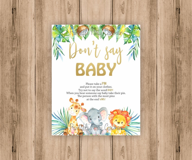 K&ouml;nnte beinhalten: Eine wei&szlig;e Karte mit goldener Schrift, auf der "Sag nicht BABY" steht. Die Karte hat ein Dschungel-Thema mit gr&uuml;nen Bl&auml;ttern, einer Giraffe, einem Elefanten und einem L&ouml;wen. Der Text unter dem Titel lautet: "Bitte nimm eine PIN und stecke sie an deine Kleidung. Versuche, das Wort BABY nicht zu sagen. Wenn du jemanden BABY sagen h&ouml;rst, nimm seine PIN. Die Person mit den meisten PINs am Ende GEWINNT!"
