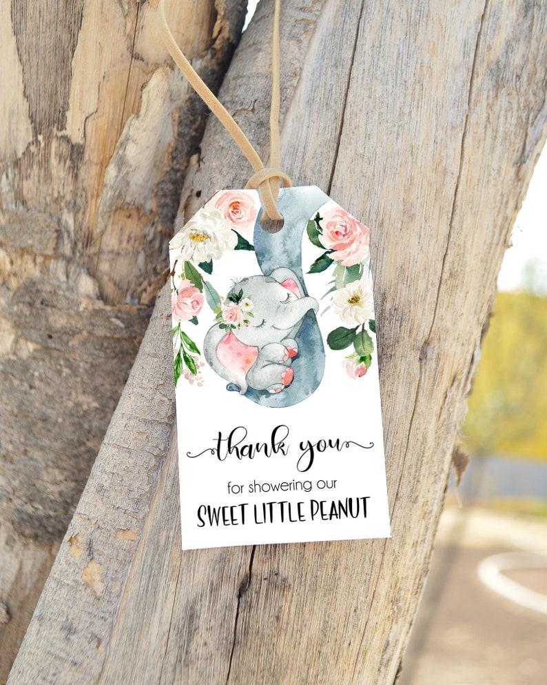 Op de afbeelding: Een wit bedankkaartje met een aquarel-illustratie van een grijze olifant met roze accenten, omringd door roze en witte bloemen. De tekst op het kaartje luidt "Bedankt voor het verwennen van onze lieve kleine pinda".