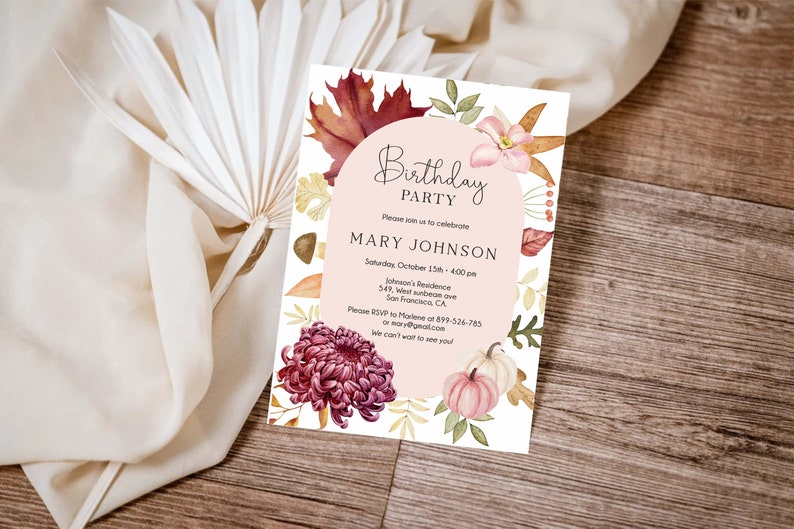 Pu&ograve; includere: Un invito a una festa di compleanno a tema autunnale con sfondo rosa e bianco. L'invito presenta un'illustrazione ad acquerello di foglie, fiori e zucche. Il testo sull'invito recita "Birthday Party" e "Mary Johnson".