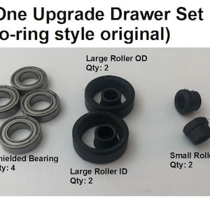 Puede incluir: Un juego de piezas de actualizaci&oacute;n de cajones que incluye cuatro rodamientos blindados, dos anillos de rodillo ID grandes, dos anillos de rodillo OD grandes y dos anillos de rodillo ID peque&ntilde;os. El texto de la imagen dice: "One Upgrade Drawer Set (o-ring style original)"