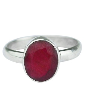 Peut inclure: Une bague en argent avec une grande pierre précieuse rouge en forme d'ovale.