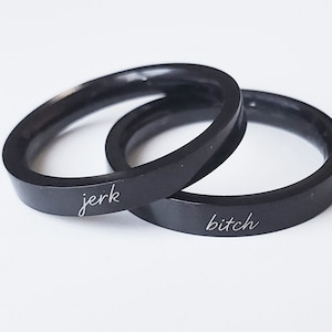 ジャークビッチカップルリング - スーパーナチュラルリング サムウィンチェスター ディーンウィンチェスター - レーザー刻印入りブラックステンレススチール 3 mm バンドリング