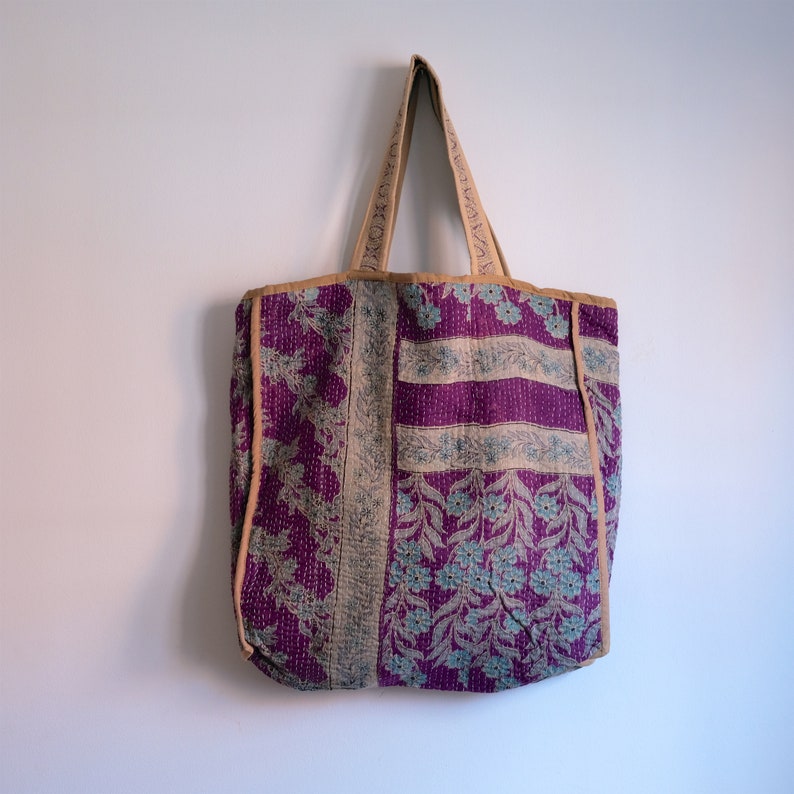 Vintage Kantha tas, vintage Sari Kantha tas, gewatteerde draagtas, patchwork borduurtas, omkeerbare tas afbeelding 1