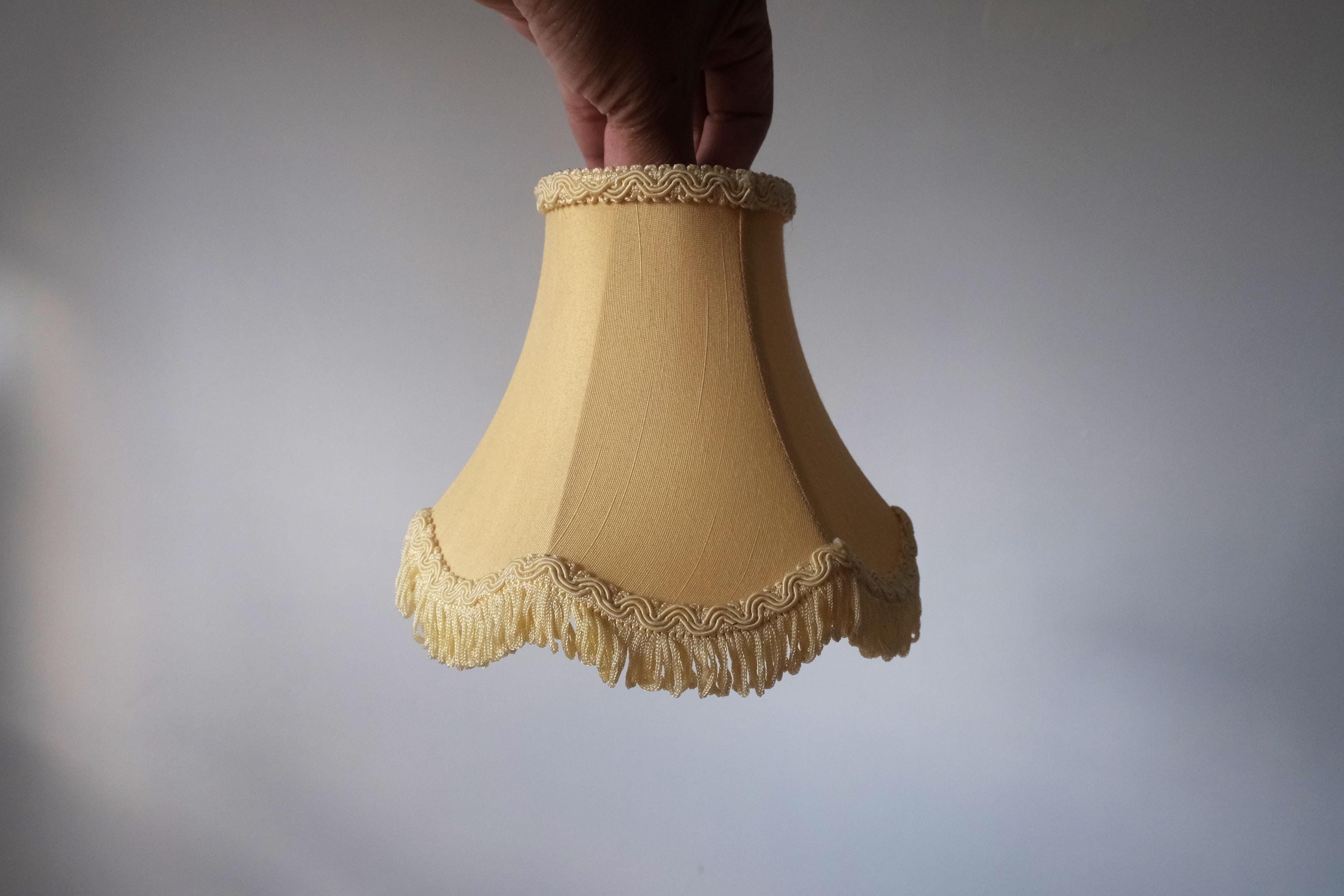 Abat-jours blancs en tissu pour la maison