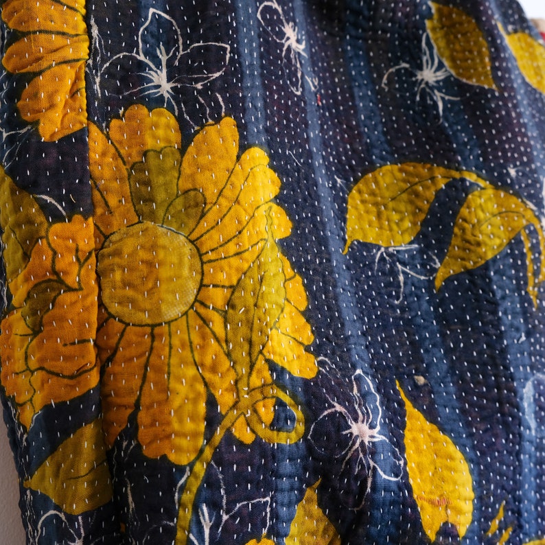 Vintage Kantha tas, vintage Sari Kantha tas, gewatteerde draagtas, patchwork borduurtas, omkeerbare tas afbeelding 7
