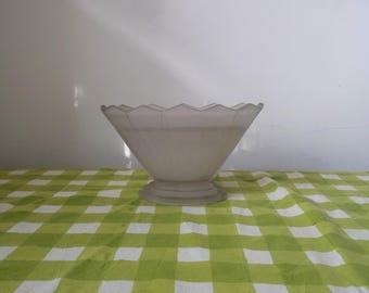 Vintage Art Deco Mantle Vase: Pale Pink Decor with Original Frog