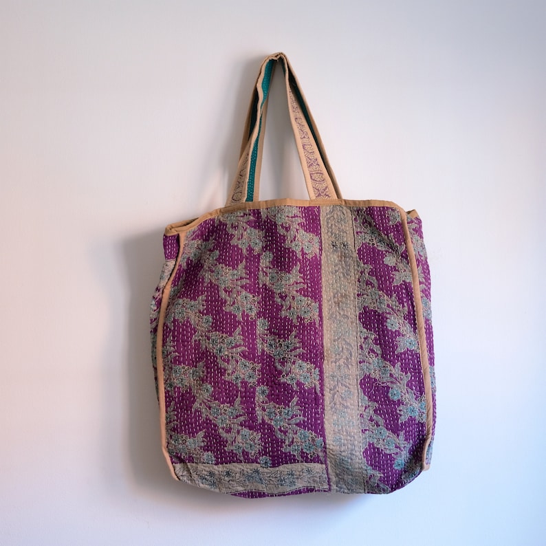 Vintage Kantha tas, vintage Sari Kantha tas, gewatteerde draagtas, patchwork borduurtas, omkeerbare tas afbeelding 2