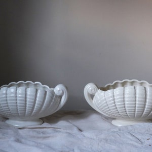 Jarrón vintage de concha con decoración en relieve (32 cm)