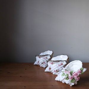 Vintage Muscheln Keramik, Conch Keramik mit dezenten rosa Blumenmuster und Gold Details