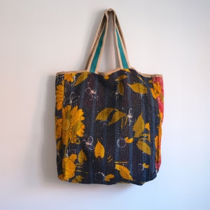 Vintage Kantha tas, vintage Sari Kantha tas, gewatteerde draagtas, patchwork borduurtas, omkeerbare tas afbeelding 4
