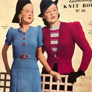 Puede incluir: Ilustración de moda vintage con dos mujeres con elegantes conjuntos de punto. Una lleva un vestido de punto azul con cinturón y sombrero a juego. La otra lleva una rebeca roja sobre una camiseta a rayas, con sombrero y guantes negros. El texto "Economy Knit Book No. 10" es visible.