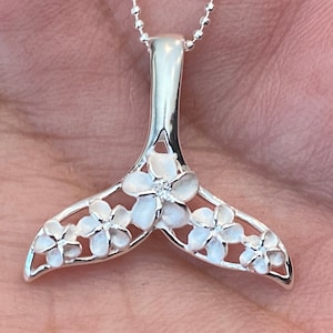 Collar de cola de ballena con plumeria, joyería de ballena, cola de ballena, joyería hawaiana, collar hawaiano, cola de ballena, hecho en Hawái, plumeria, Hawái