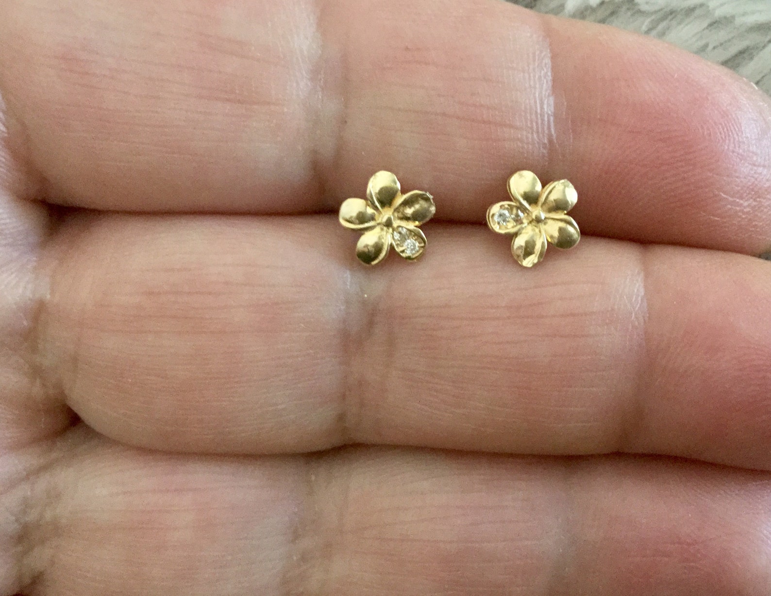 Gold flower studs Clearance