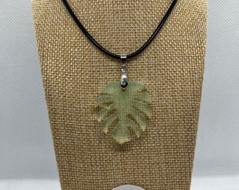 Collier en résine  monstera