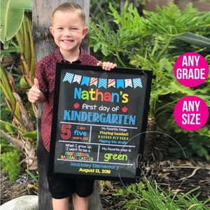 幼稚園初日のサイン（印刷可能）、1年生の初日のサイン（黒板）デジタルポスター、男の子の新学期写真小道具、チョークボード
