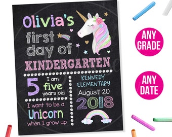 Puede incluir: Un cartel imprimible estilo pizarra con una ilustración de unicornio y el texto "Olivia's first day of Kindergarten". El cartel también incluye el texto "I am five years old. I want to be a Unicorn when I grow up." y "Kennedy Elementary August 20 2018".