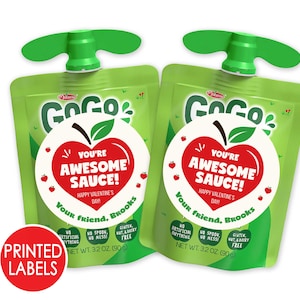 Może przedstawiać: Dwa zielone opakowania sosu jabłkowego GoGo's z naklejką w kształcie czerwonego jabłka, na kt&oacute;rej widnieje napis "You're Awesome Sauce! Happy Valentine's Day! Your friend, Brooks".