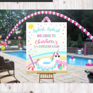 Puede incluir: Un cartel de fiesta de cumpleaños imprimible con un unicornio con gafas de sol y un flotador de piscina. El cartel es rosa, azul y amarillo con detalles de purpurina dorada. El texto del cartel dice "Splish Splash Bienvenido a Charlotte's 5th Birthday Bash!"
