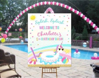Pode incluir: Um cartaz de festa de aniversário imprimível com um unicórnio usando óculos de sol e um flutuador de piscina. O cartaz é rosa, azul e amarelo com detalhes de glitter dourado. O texto no cartaz diz "Splish Splash Bem-vindo ao 5º aniversário de Charlotte!"