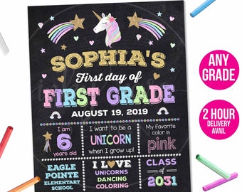 Puede incluir: Un cartel de estilo pizarra para el primer día de escuela con un diseño de unicornio y arcoíris. El cartel dice "Sophia's First Day of First Grade" con la fecha 19 de agosto de 2019. También incluye detalles como "Tengo 6 años", "Quiero ser un unicornio cuando crezca", "Mi color favorito es el rosa", "Me encantan los unicornios bailar colorear", y "Clase de 2031".