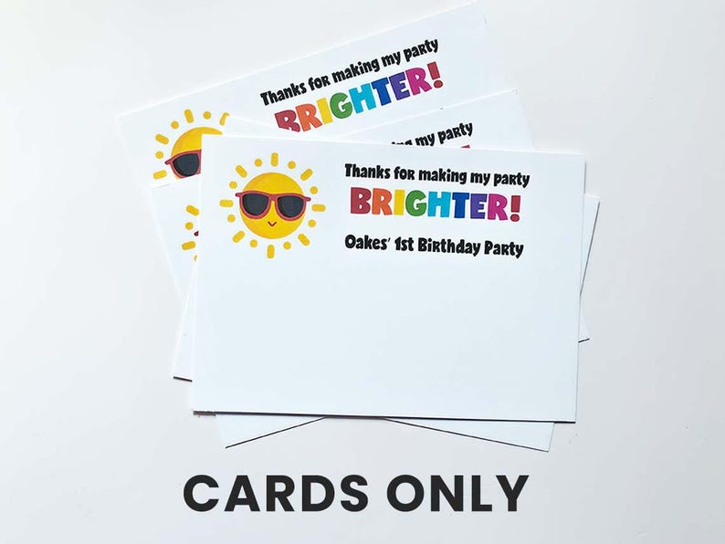 K&ouml;nnte beinhalten: Ein Stapel wei&szlig;er rechteckiger Dankeskarten mit einer gelben Sonnengrafik, die eine schwarze Sonnenbrille tr&auml;gt. Der Text lautet: Thanks for making my party BRIGHTER! Oakes' 1st Birthday Party. Unten steht in schwarzer Schrift CARDS ONLY.