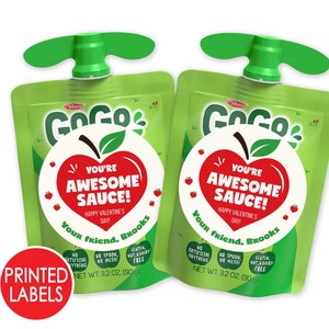 Może przedstawiać: Dwa zielone opakowania sosu jabłkowego GoGo's z naklejką w kształcie czerwonego jabłka, na kt&oacute;rej widnieje napis "You're Awesome Sauce! Happy Valentine's Day! Your friend, Brooks".